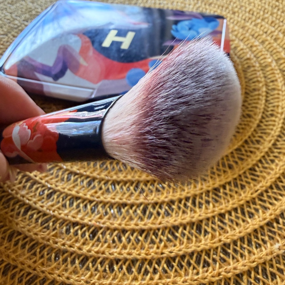 Hourglass Radiant Face and Cheek Palette. Fox limited edition. - Picture 3 of 12